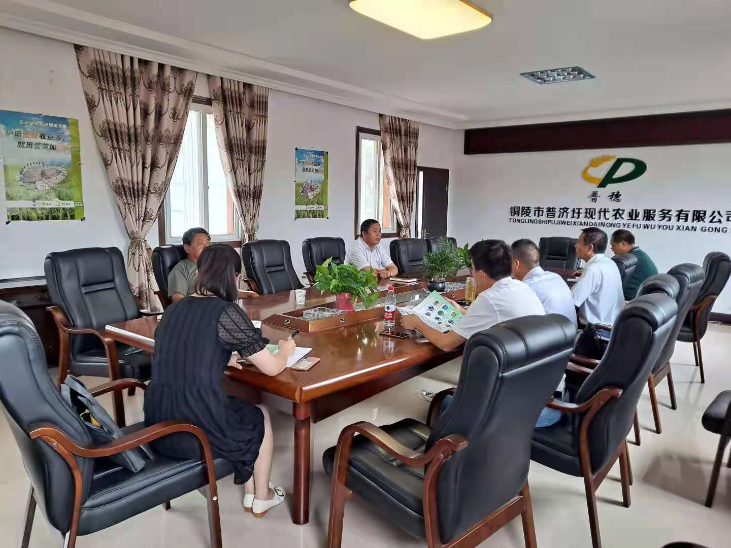 郊區(qū)政協(xié)領(lǐng)導來我公司調(diào)研